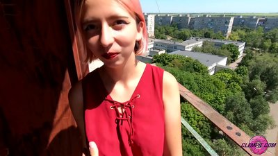 Ուսանող Զգացմունքային ծծում է օտարին ծայրամասում